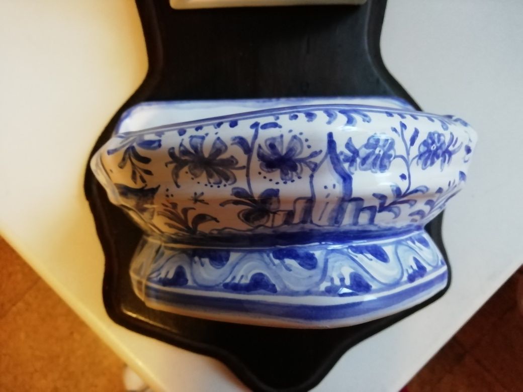 Fonte porcelana e madeira decorativa em azul e branco