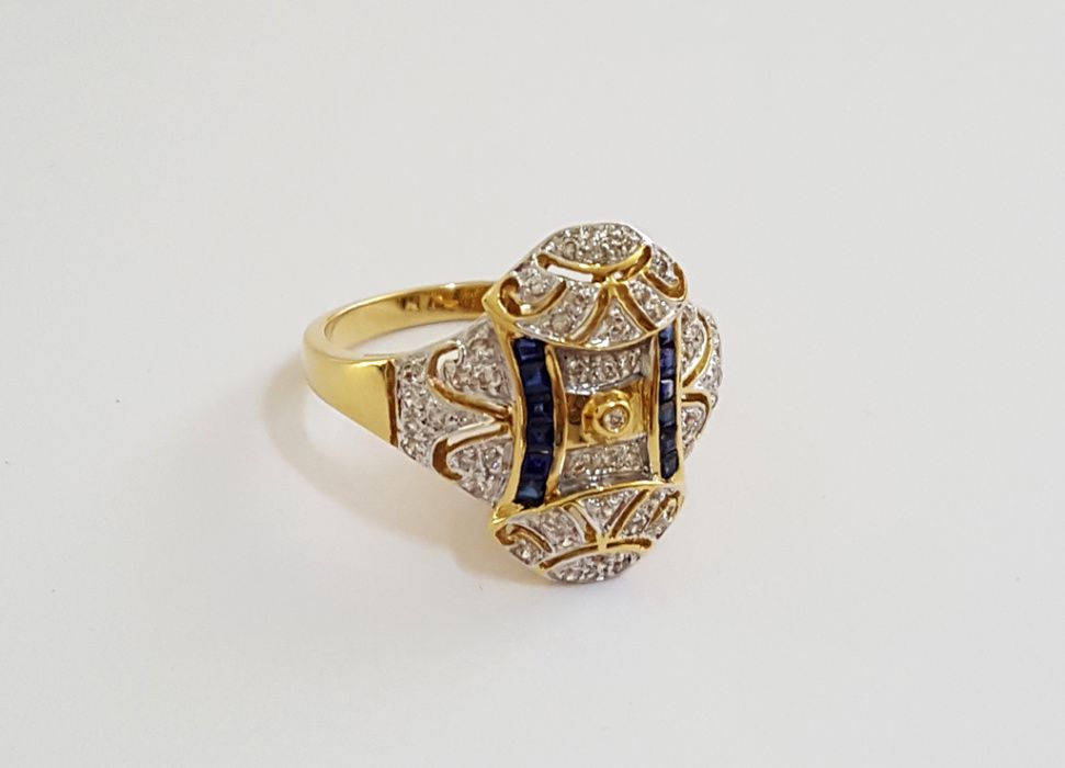 Złoty pierścionek z diamentami oraz szafirami w stylu Cartier