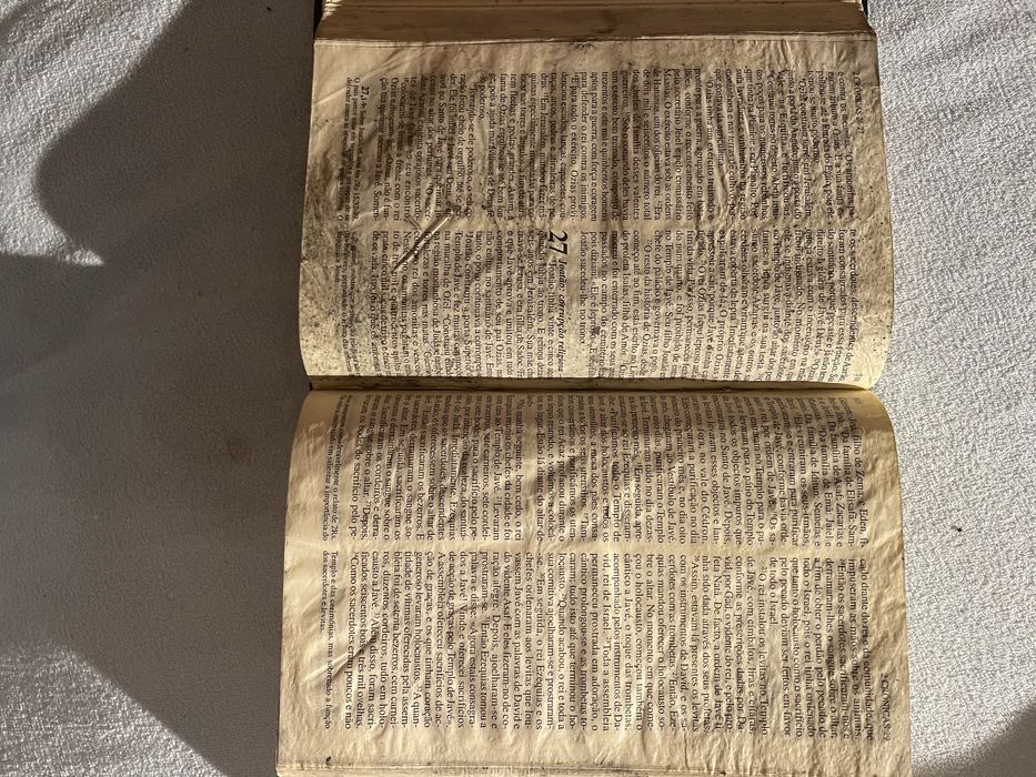 Biblia com aparência de muito usada