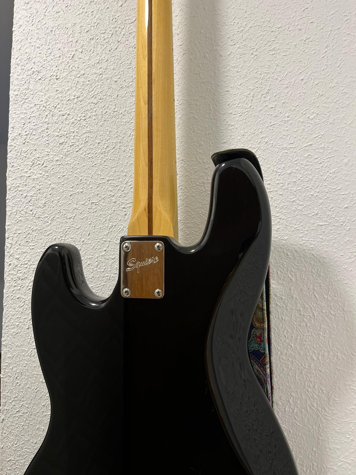 Baixo Squier VM 77 de 2019