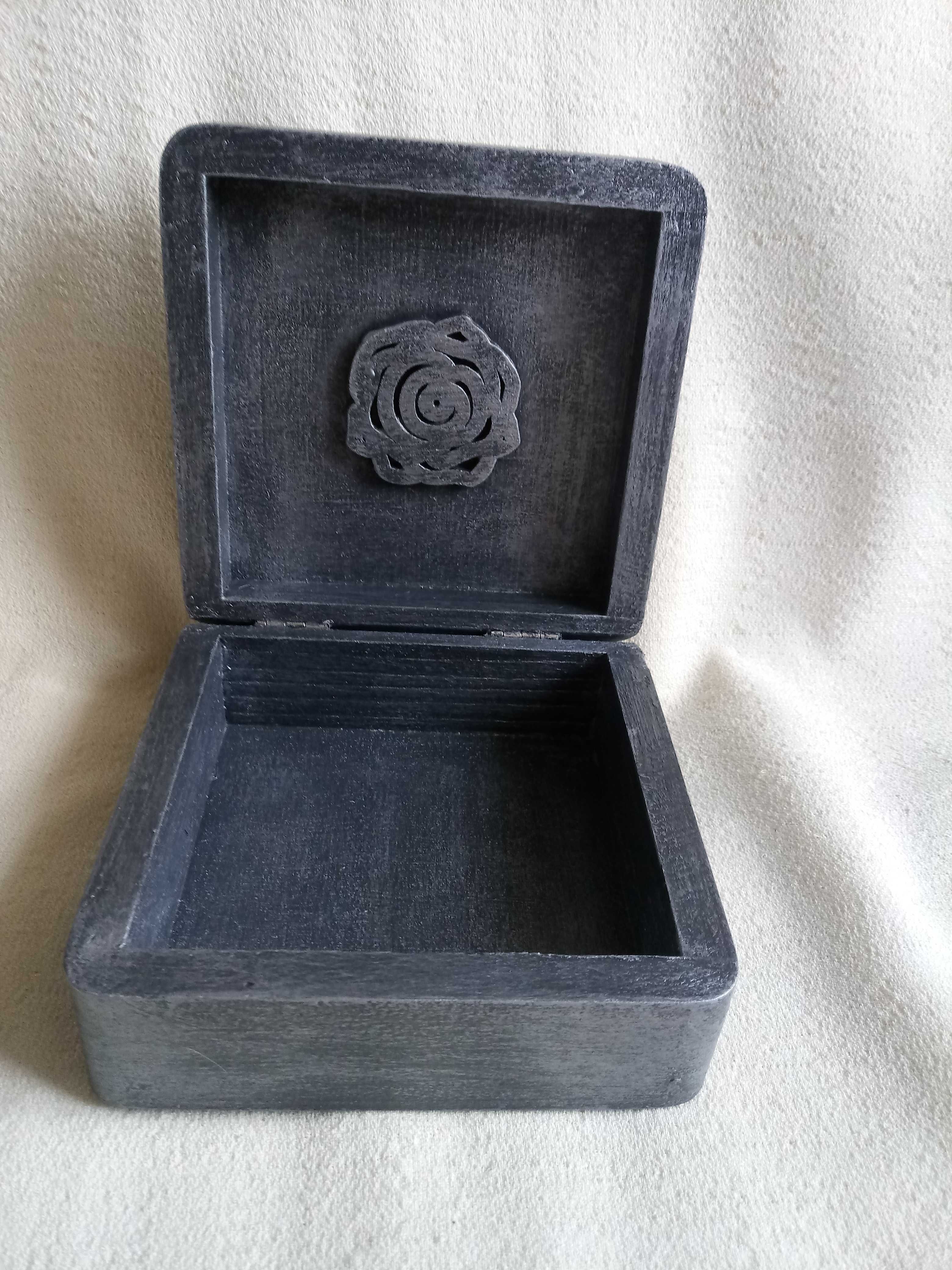 Srebrno-szara szkatułka, pudełko na biżuterię, efekt metalu, róża