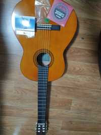 Продам  класичну гітару Yamaha C 40