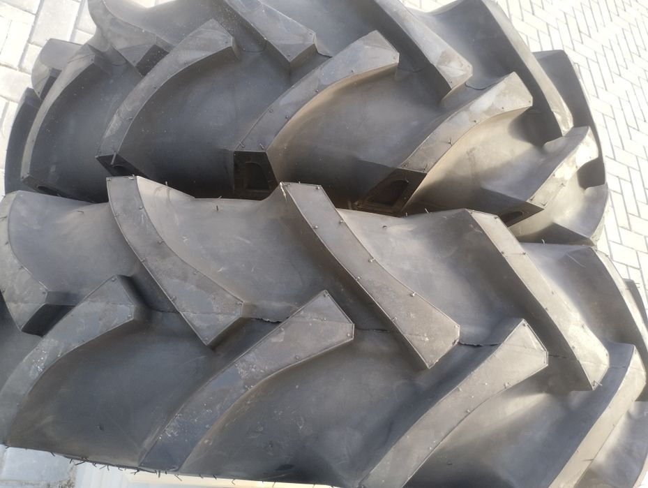 Pneus para trator novos 11.2-24 da marca BKT