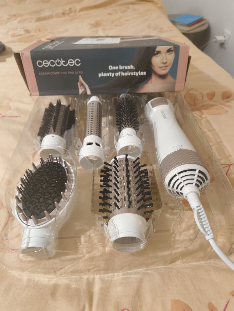 Vendo secador/modelador com vários acessórios. Esta como novo.