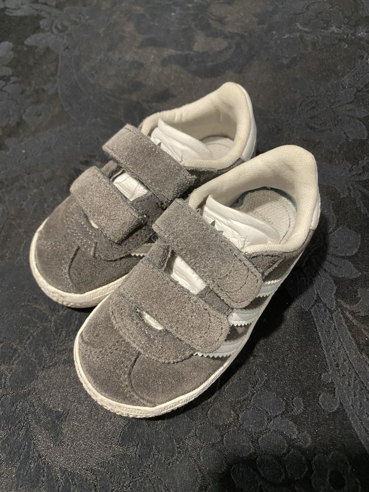 Vendo sapatilhas adidas unissexo