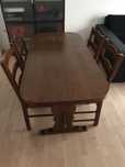 Conjunto de mesa mais quatro cadeiras