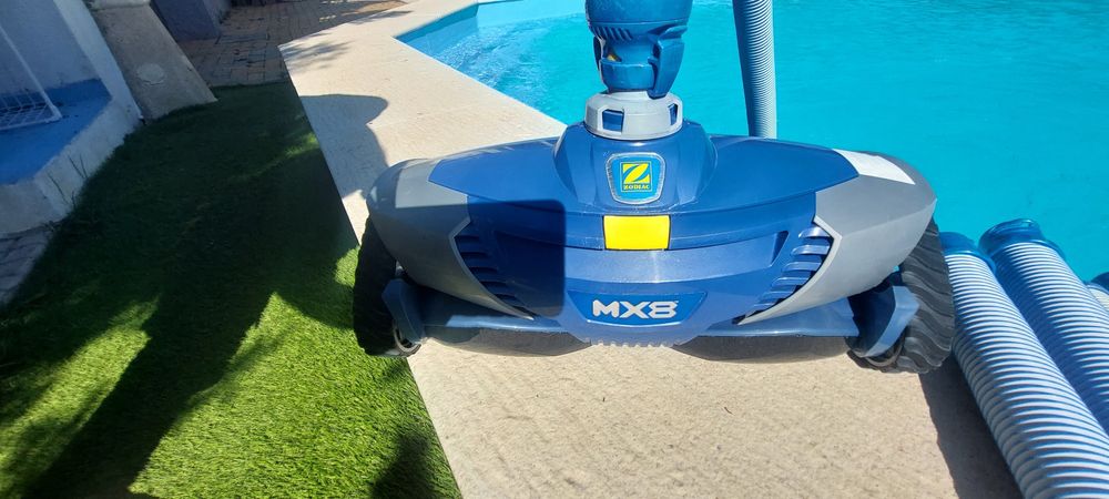 Aspirador de piscina ZODIAC MX8  limpa paredes e fundo
