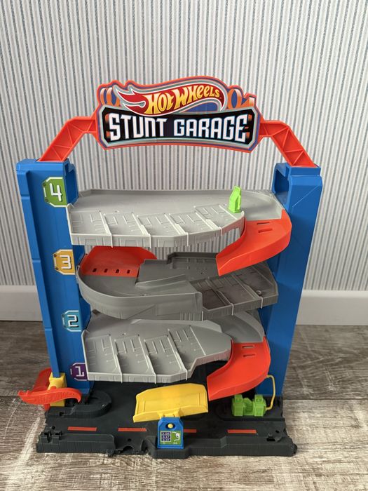 Ігровий набір Hot Wheels Гараж для трюків