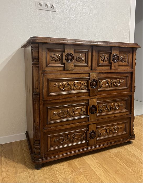 Дерев’яний комод ручної роботи, антикварний стиль