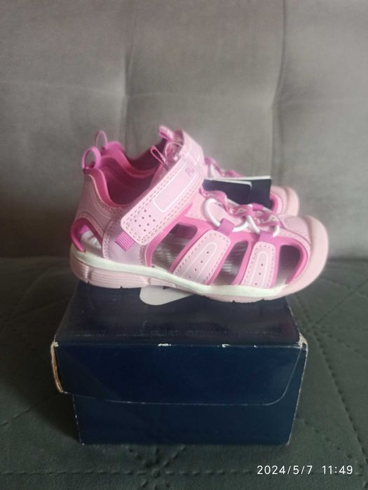 Śliczne zabudowane sandałki dziewczęce Fila 24 Nowe