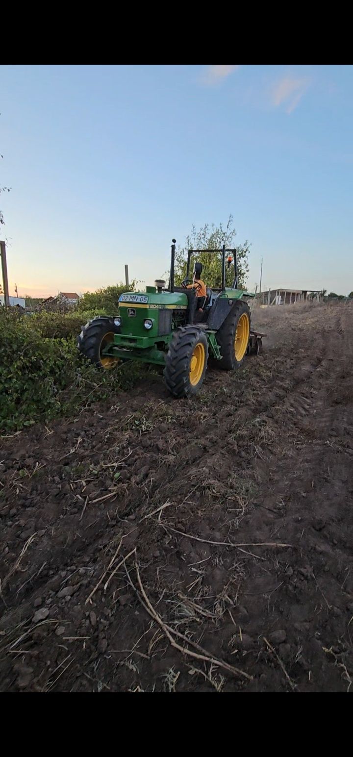 Trator john deere 2040s.