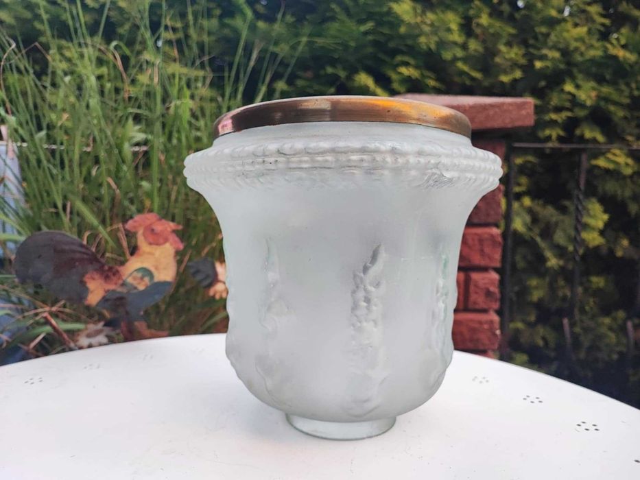 Klosz szklany,obręcz mosiężna,na naftowa,lata 70,śr.montażowa 8,8 cm.