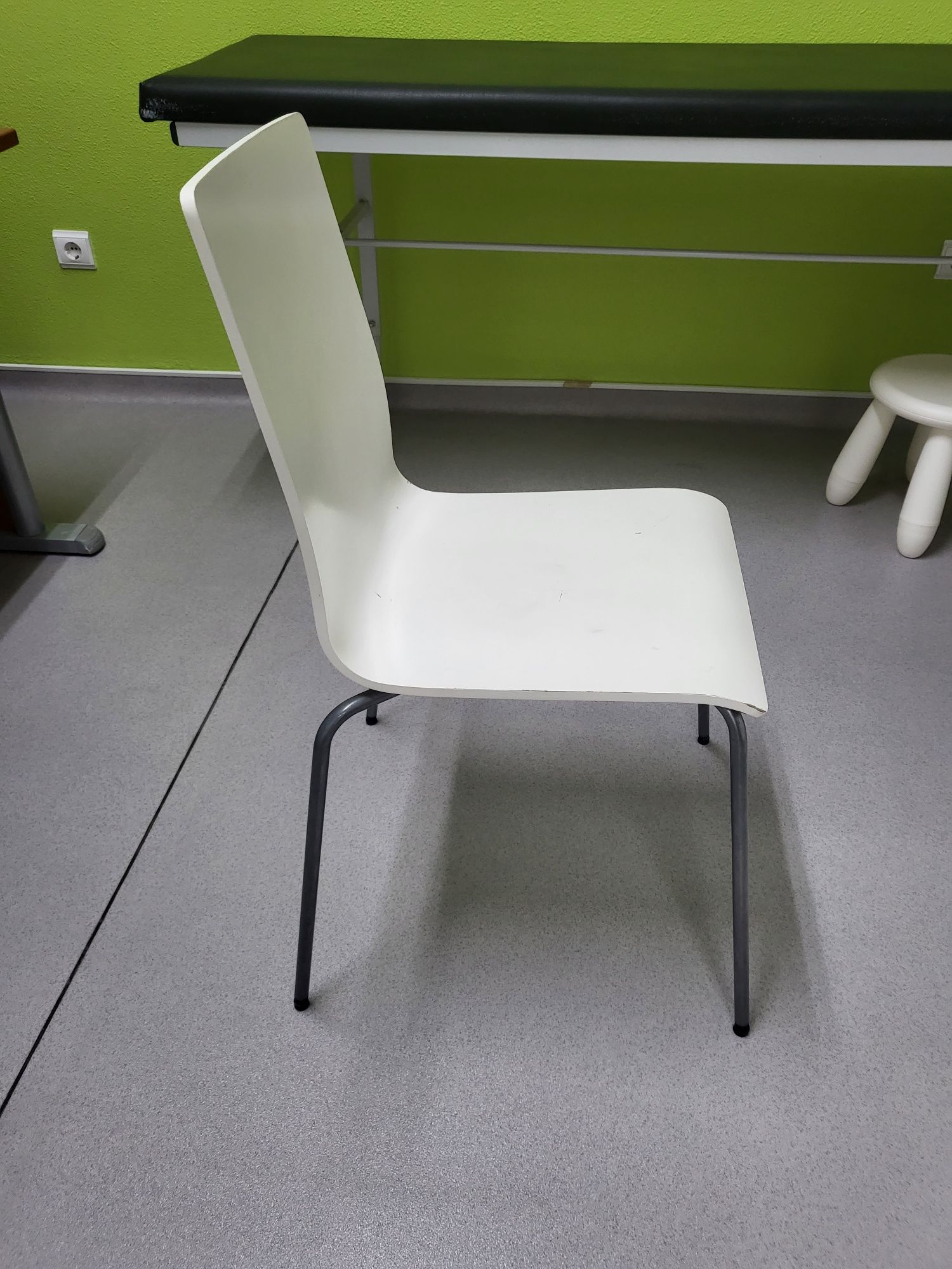 Cadeiras usadas brancas