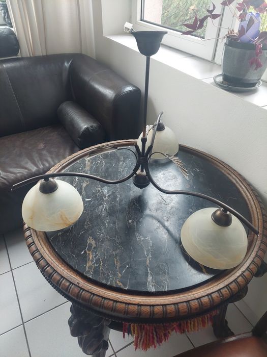 Mosiężny żyrandol trzyramienny