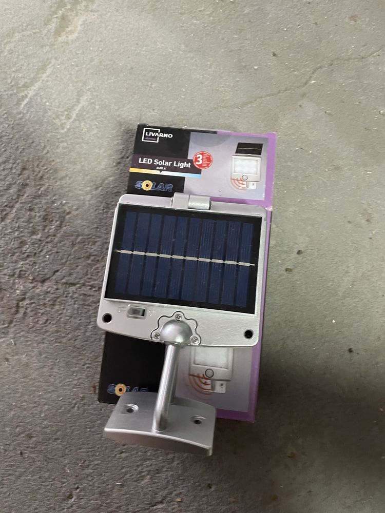 Zewnetrzna lampka solarna LED z czujnikiem ruchu