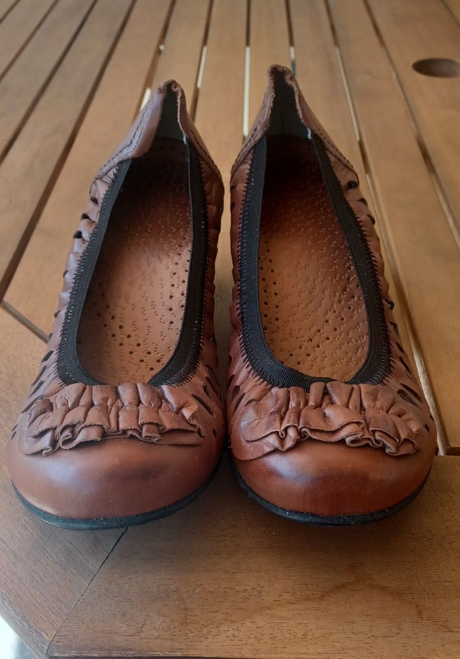 Sapatos em cabedal com salto