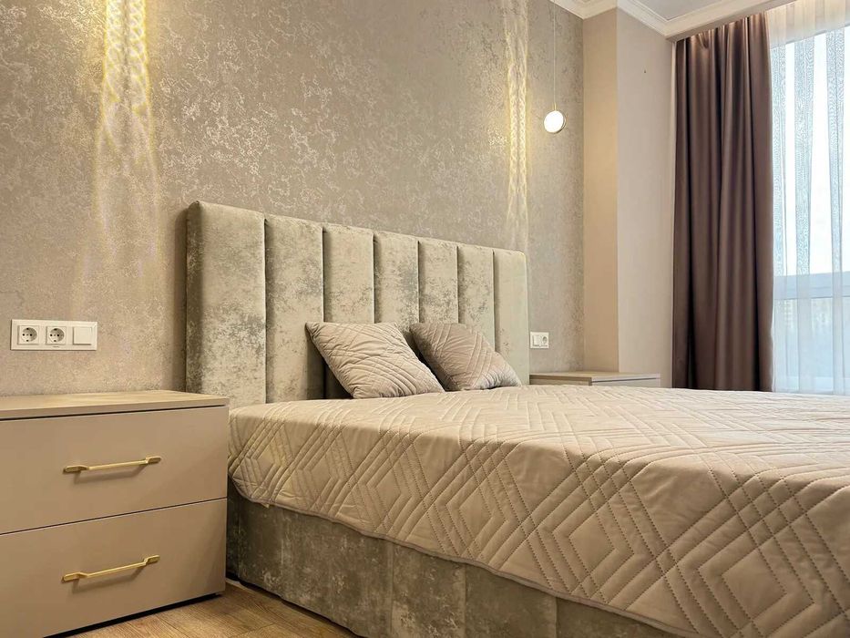 Трикімнатна з ремонтом та меблями