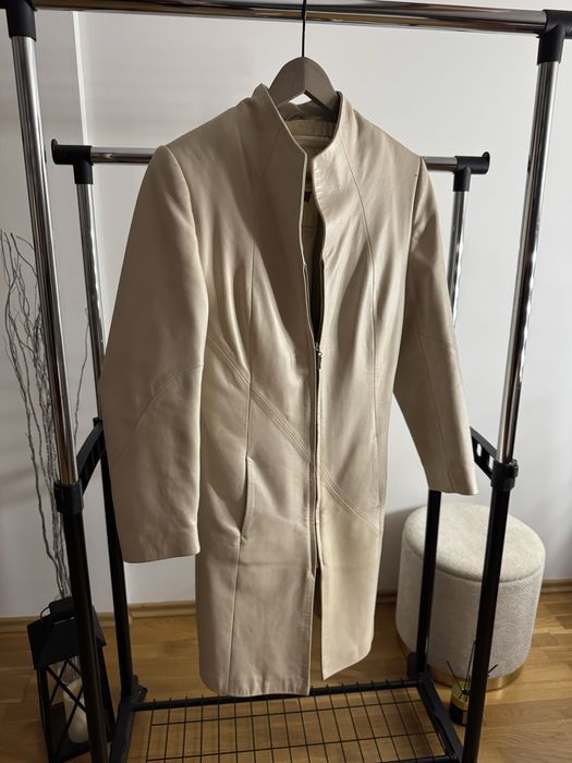 Beżowy skórzany płaszcz S 36