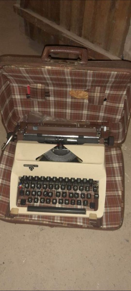 Maszyna do pisania Predom 1301 Łucznik walizka ,dodatki PRL