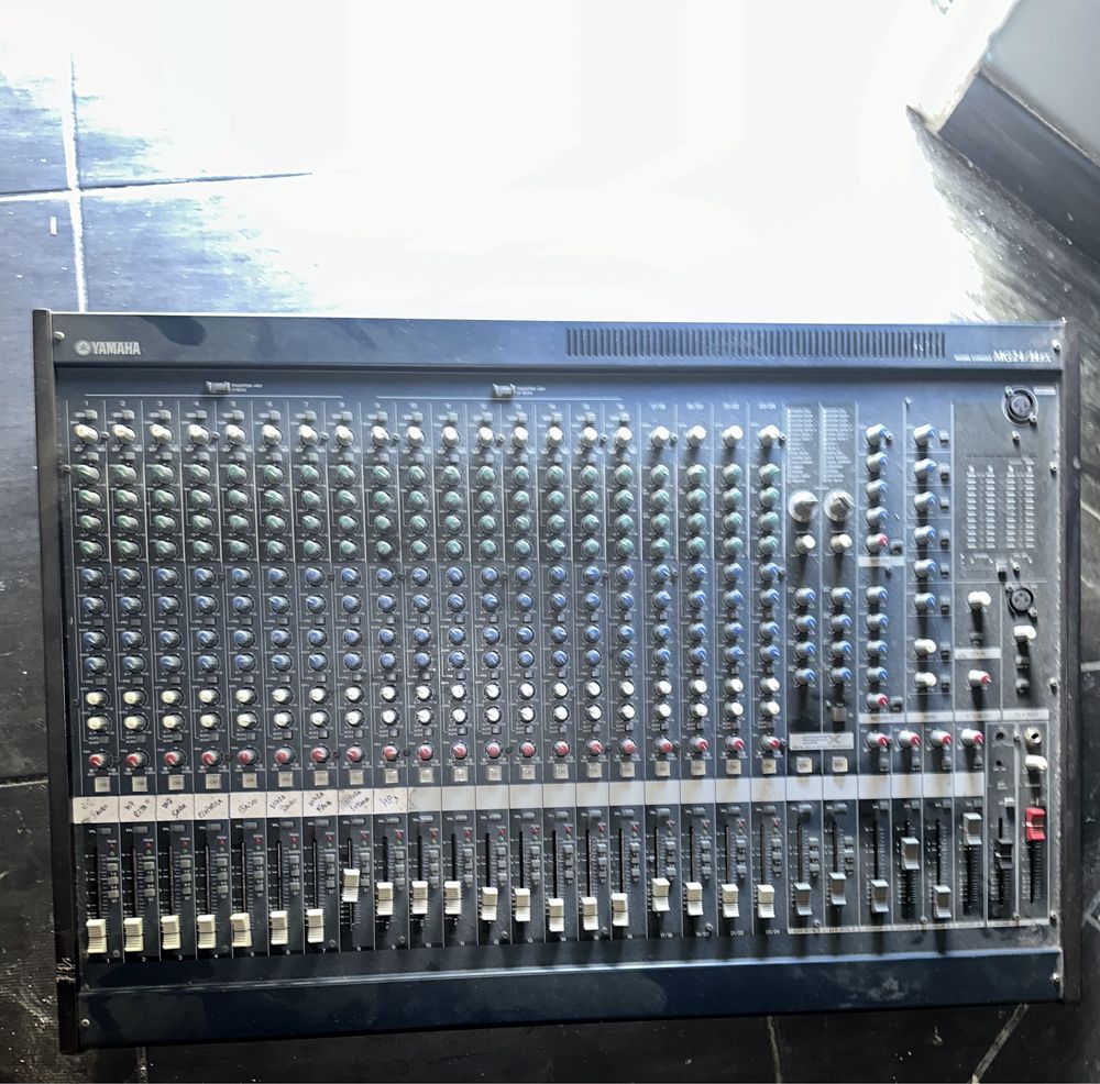 DISC Yamaha MG24/14FX Analogue Mixer