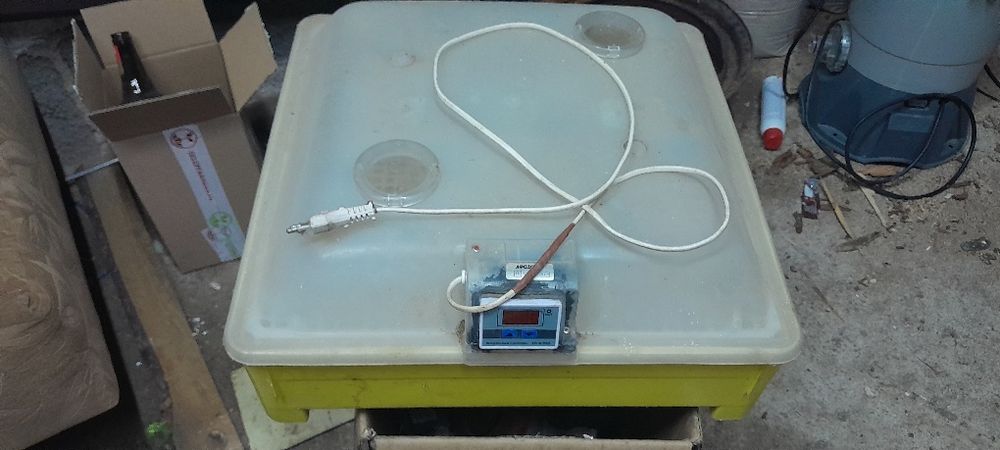 Inkubator 64 jaja pół automat