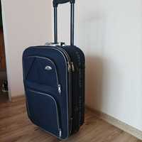 Duża walizka podróżna na kółkach.