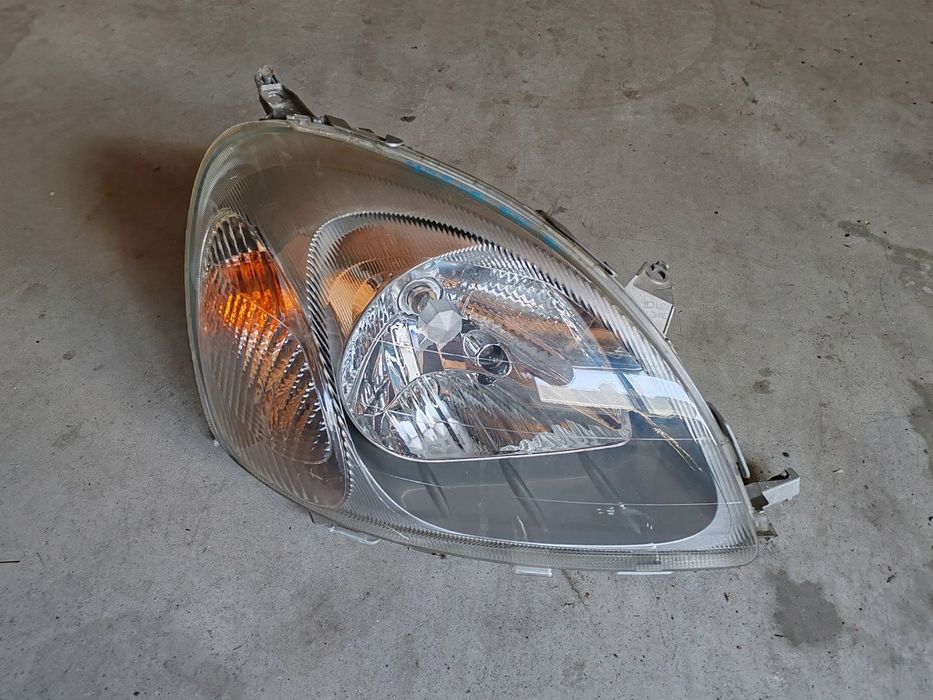 Lampa prawa przód przednia francuska Toyota Yaris I 01-03