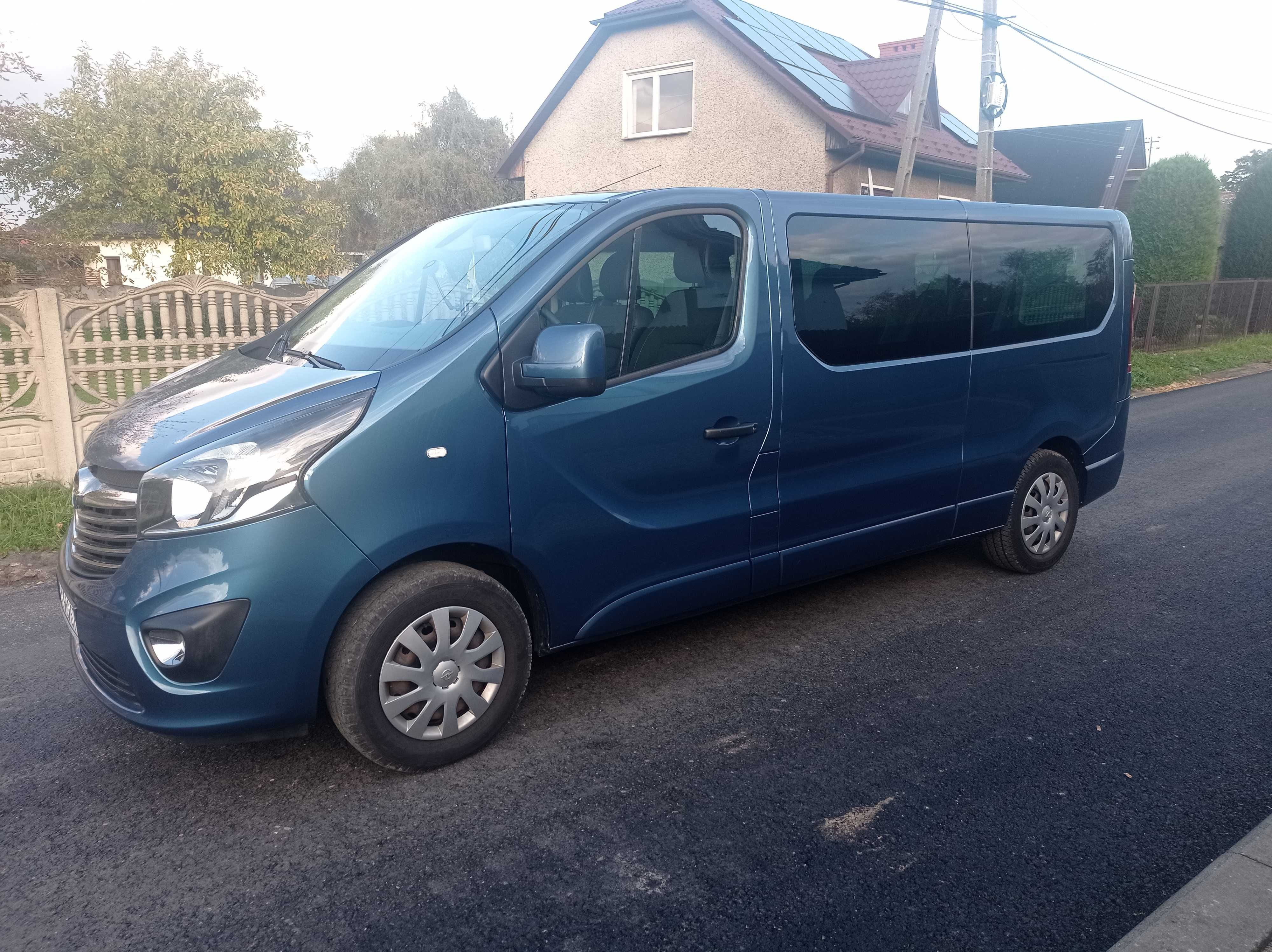 Wynajem Bus 9 osobowy Opel Vivaro Long
