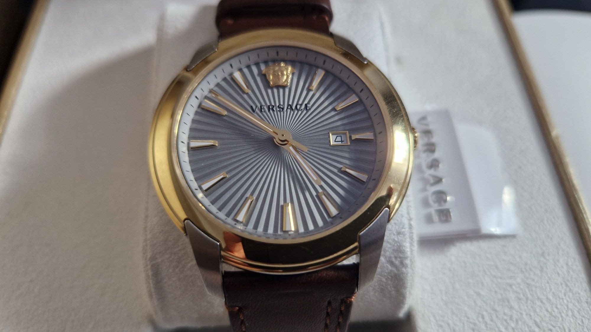 Zegarek Versace V Urban szwajcarski Swiss Made szkło szafirowe luma