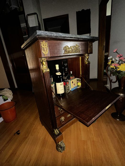 Vendo comóda em madeira trabalhada com tampo em marmore