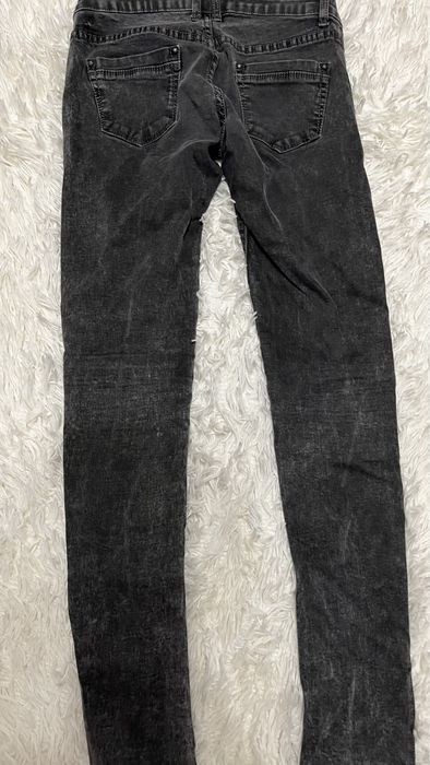 Szare spodnie ze skórzanymi wstawkami