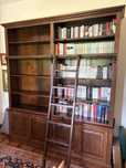 Biblioteka Madrit na książki z półkami i drzwiczkami.