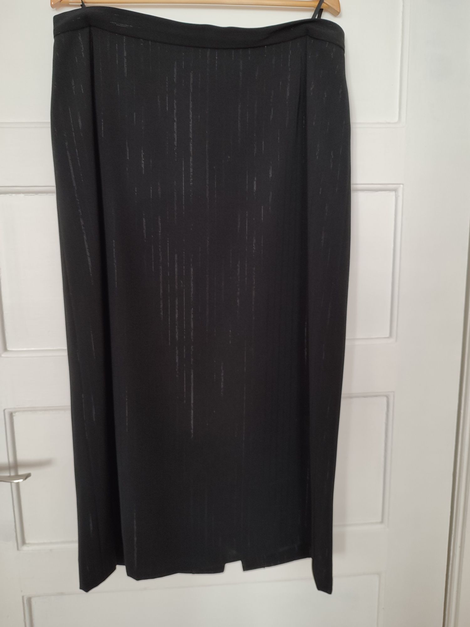 Czarny komplet spódnica na podszewce i koronkowa bluzka r. 44