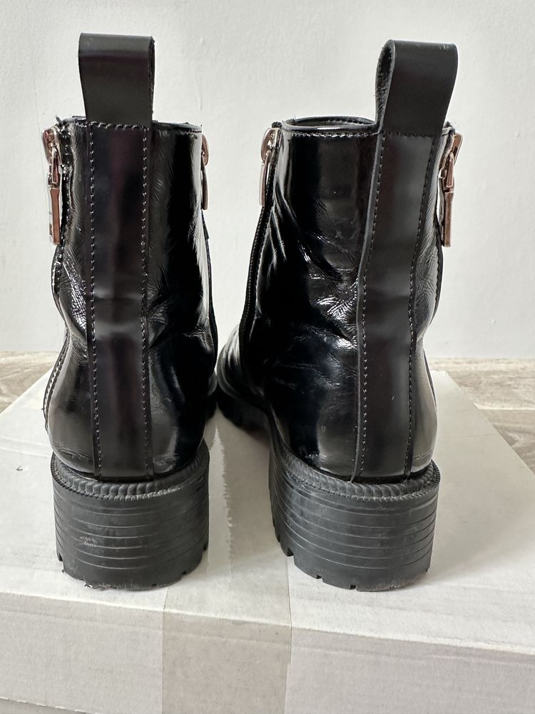 Продам лакові чорні весняні ботинки 36 розміру в ідеальному стані