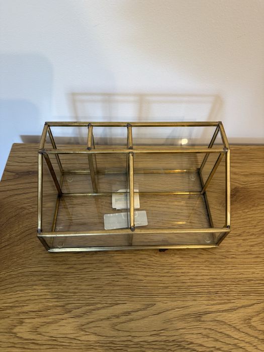 Złoty stojak na kosmetyki lub biżuterię