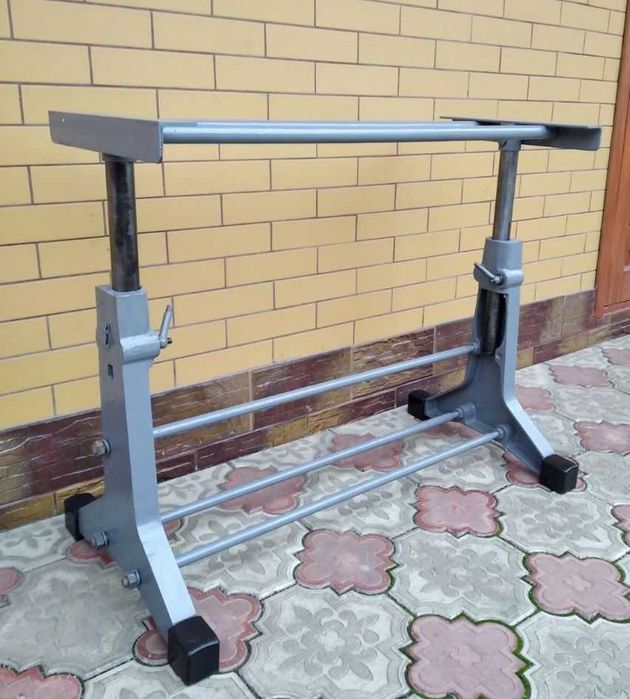 Міцний металевий (регулюємий) стіл для господарства.