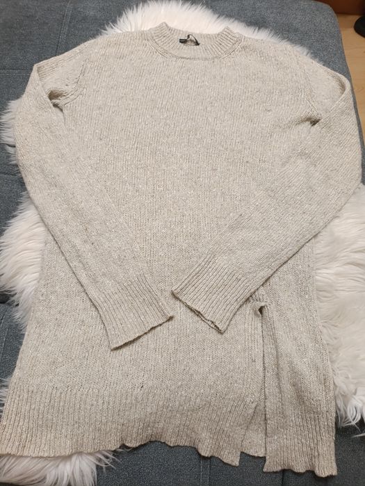 Sweter długi dzianinowy z rozcięciem po lewej stronie beżowy kremowy Z