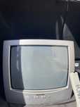 Televisão antiga com comando e caixa