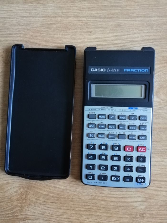 Máquina calculadora Casio fx-82LB
