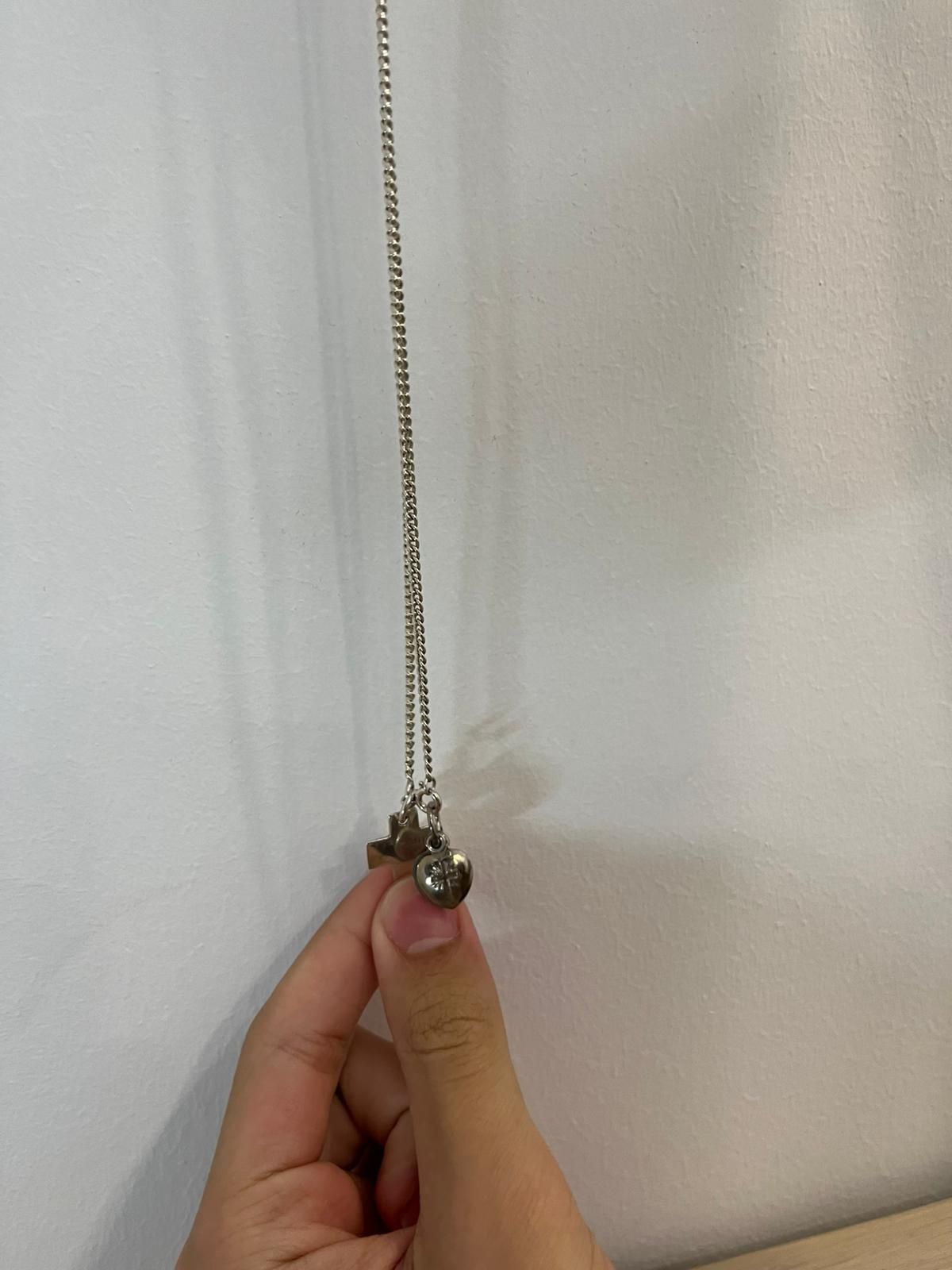 Colar cinzento com cruz e coração