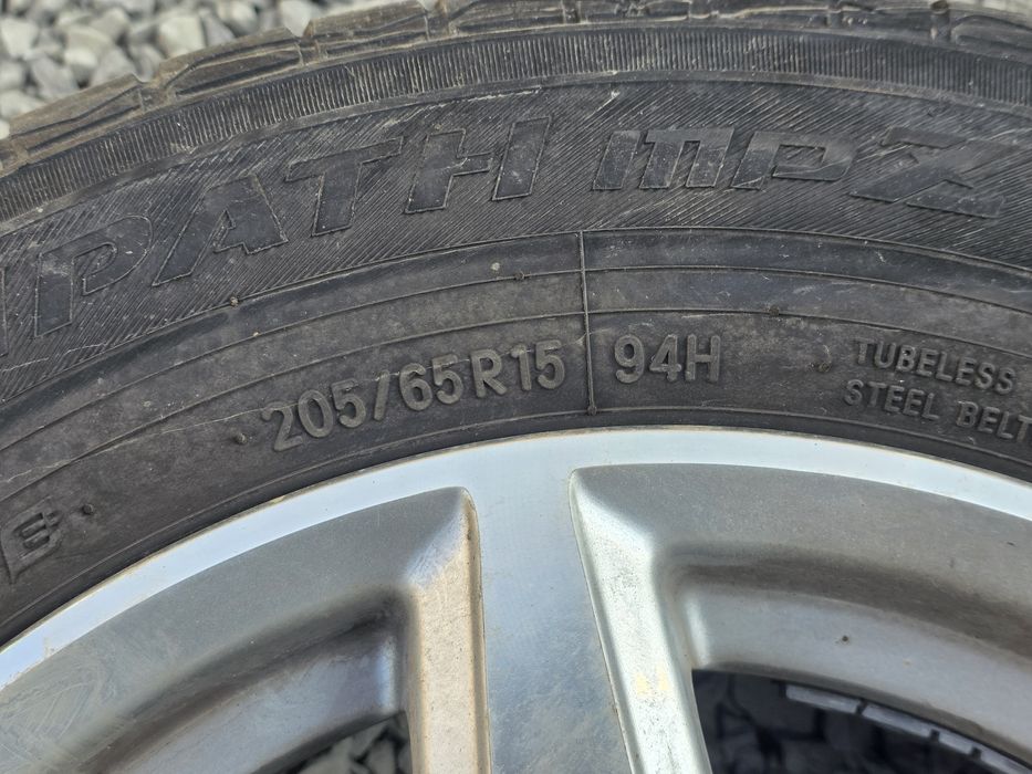 205/65 R15 Шини з дисками на фольцваген 4шт