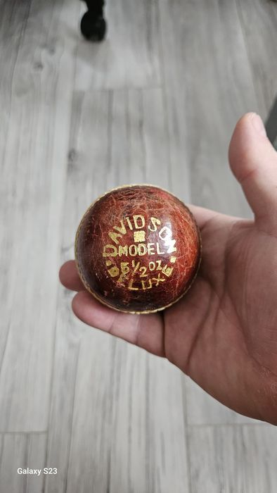 Sprzedam piłkę do krykieta