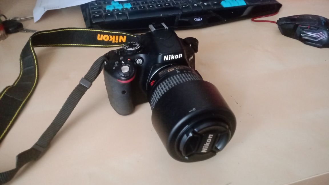 L Nikon d5100 + lente 55x200 + 2 baterias novas + punho duplo 320€