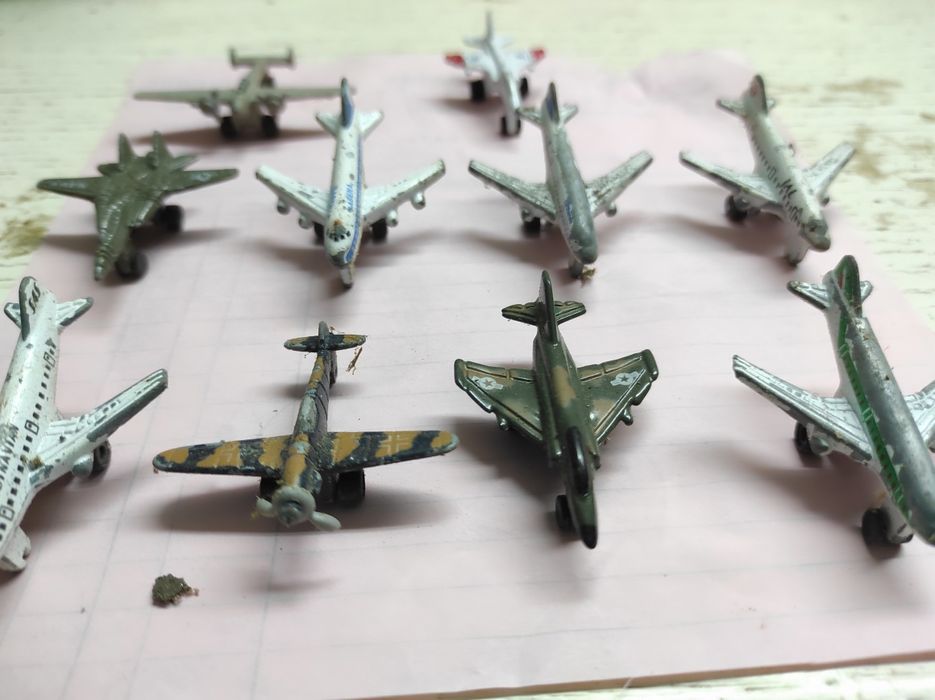 Lote de aviões miniatura em metal