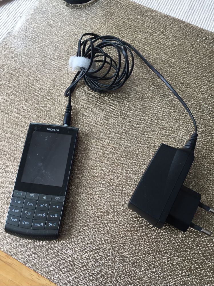 Telefon starej generacji   Nokia sprawny z ładowarką czarny.