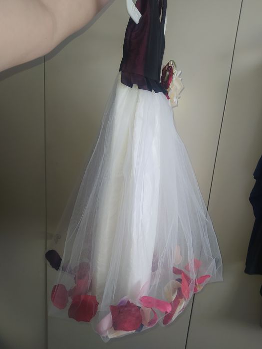 Cudownie tańcząca sukienka z płatkami kwiatów 4-6 lat 

Posiada warstw