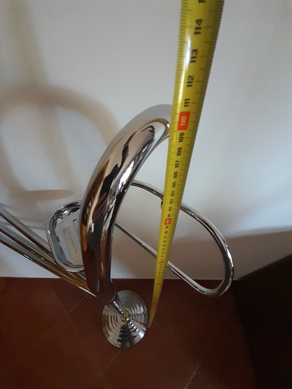 Toalheiro de pé cromado com dourados com 110 cm de altura