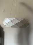 Biala lampa sufitowa geometryczna