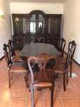 Mesa e cadeiras em pele