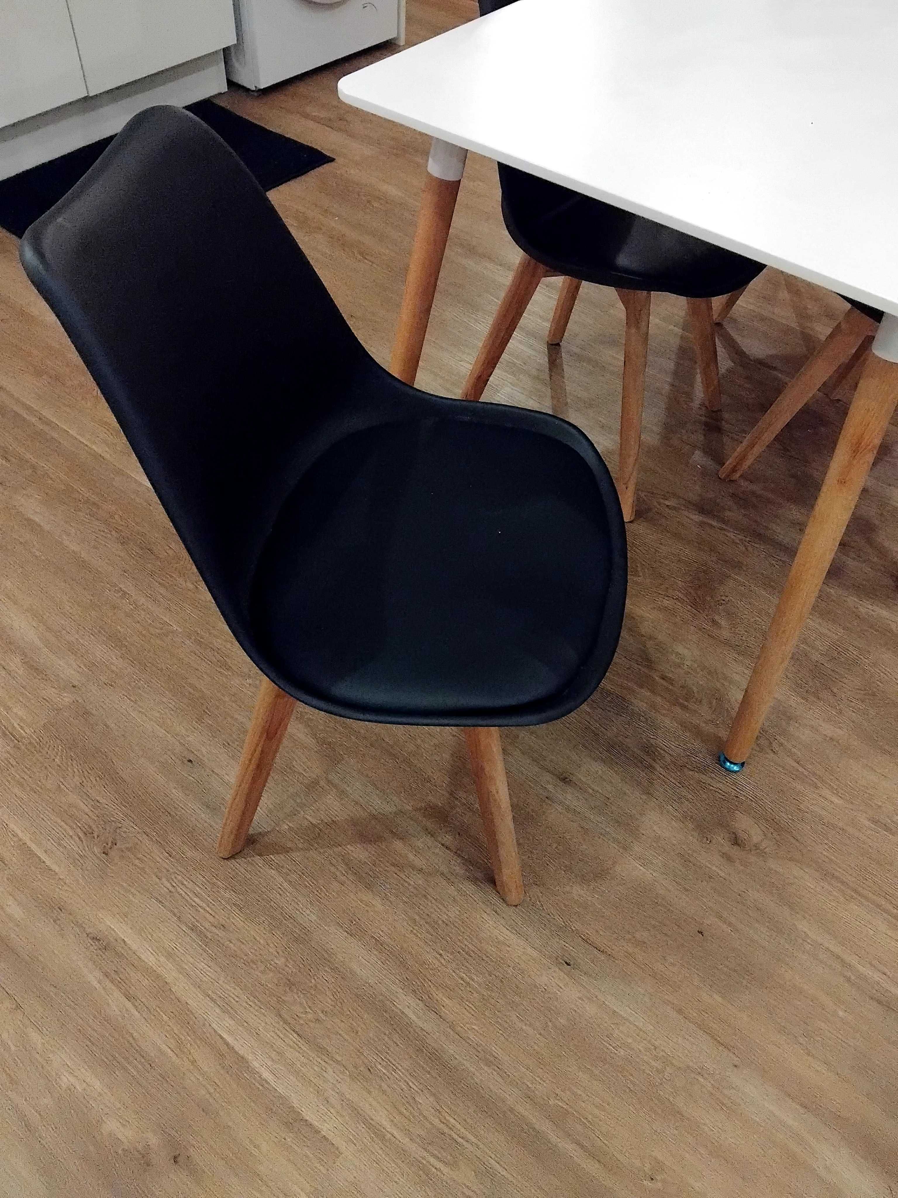Vendo jogo de mesa com 4 cadeiras